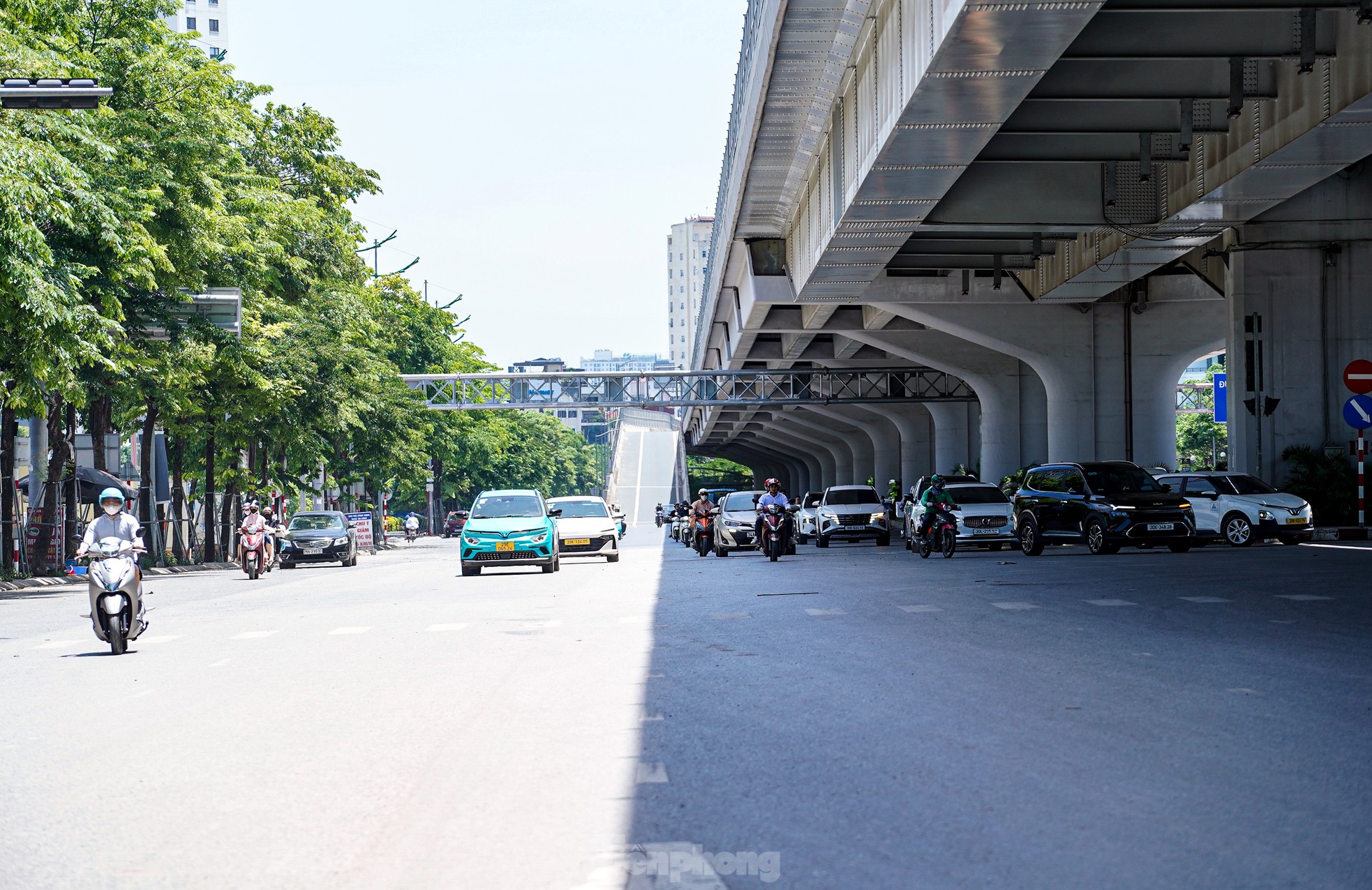 Hà Nội vào đỉnh điểm nắng nóng, mặt đường hơn 50 độ C - Ảnh 7. Hà Nội vào đỉnh điểm nắng nóng, mặt đường hơn 50 độ C - Ảnh 7.