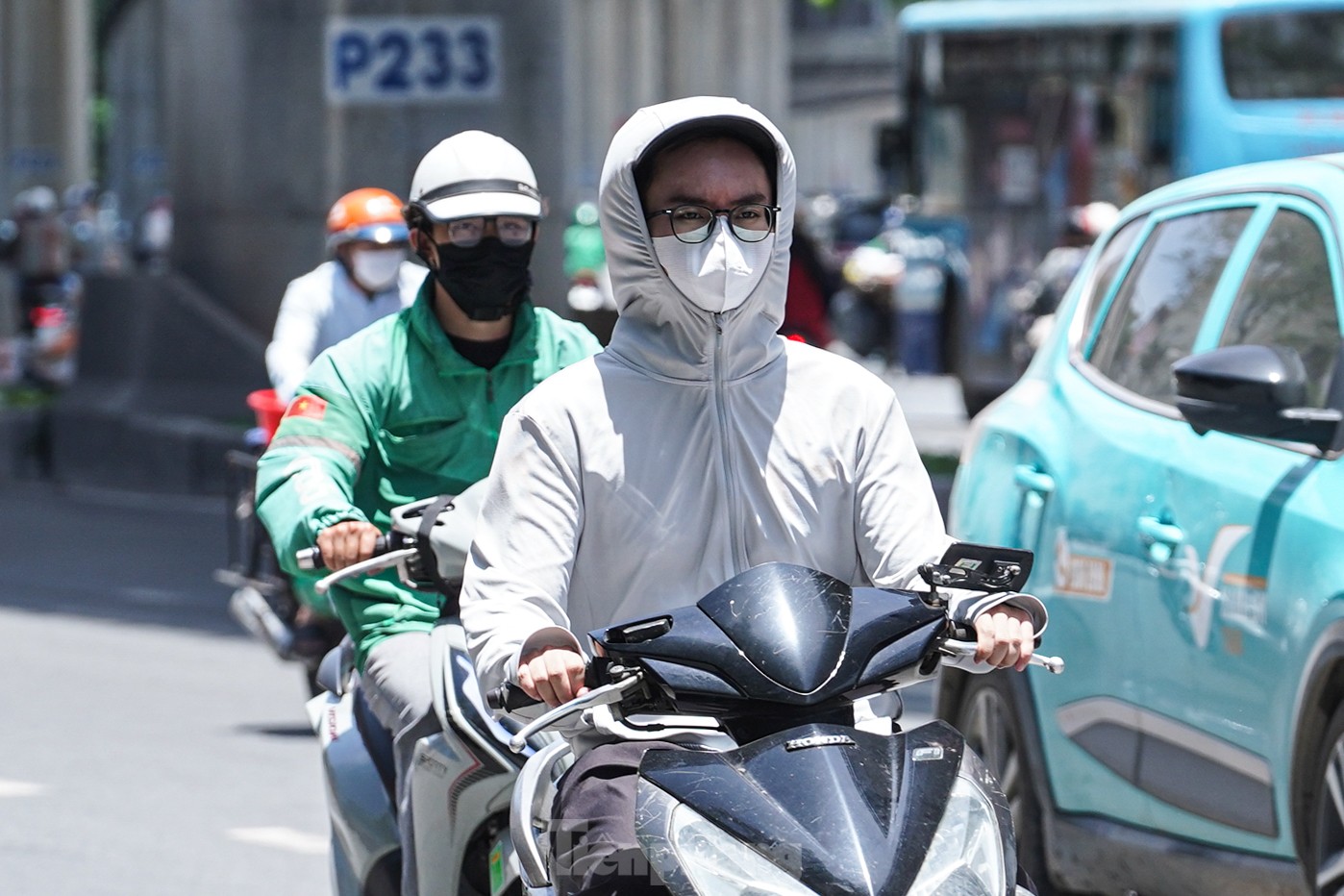 Hà Nội vào đỉnh điểm nắng nóng, mặt đường hơn 50 độ C - Ảnh 3. Hà Nội vào đỉnh điểm nắng nóng, mặt đường hơn 50 độ C - Ảnh 3.