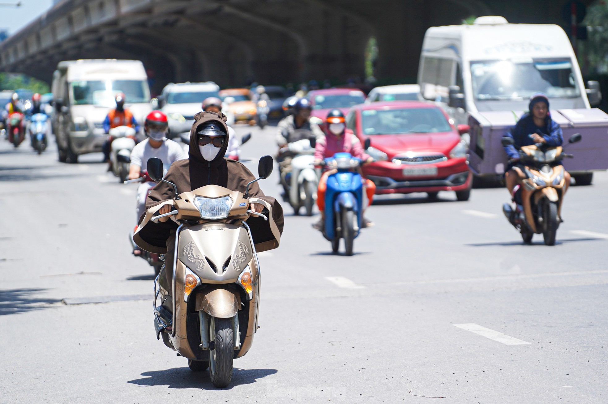 Hà Nội vào đỉnh điểm nắng nóng, mặt đường hơn 50 độ C - Ảnh 5. Hà Nội vào đỉnh điểm nắng nóng, mặt đường hơn 50 độ C - Ảnh 5.