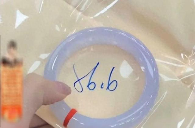 Mua vòng ngọc 180 triệu đồng trên sàn thương mại điện tử nhưng hoàn hàng, 1 ngày sau shipper báo kiện hàng thất lạc, công ty vận chuyển tuyên bố: "Chỉ bồi thường 240k" - Ảnh 1. Mua vòng ngọc 180 triệu đồng trên sàn thương mại điện tử nhưng hoàn hàng, 1 ngày sau shipper báo kiện hàng thất lạc, công ty vận chuyển tuyên bố: "Chỉ bồi thường 240k" - Ảnh 1.