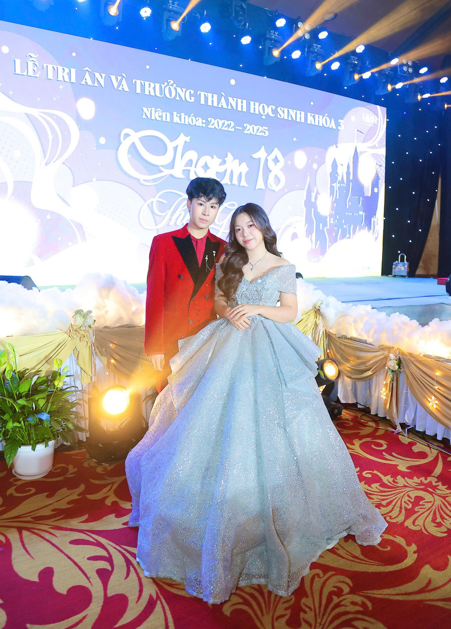 Xúc động lễ trưởng thành của học sinh THPT Chuyên KHXH&NV - Ảnh 3. Xúc động lễ trưởng thành của học sinh THPT Chuyên KHXH&NV - Ảnh 3.