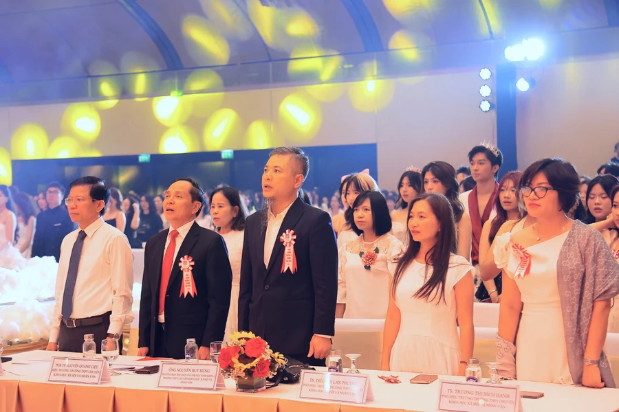 Xúc động lễ trưởng thành của học sinh THPT Chuyên KHXH&NV - Ảnh 1. Xúc động lễ trưởng thành của học sinh THPT Chuyên KHXH&NV - Ảnh 1.
