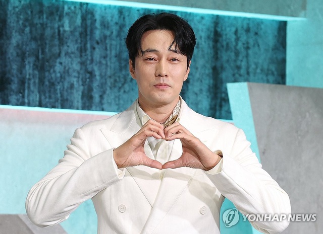 So Ji Sub vung tiền như nước gây sốc: Tặng vàng cho cả đoàn phim, lý do ai nghe cũng phải nể - Ảnh 2. So Ji Sub vung tiền như nước gây sốc: Tặng vàng cho cả đoàn phim, lý do ai nghe cũng phải nể - Ảnh 2.