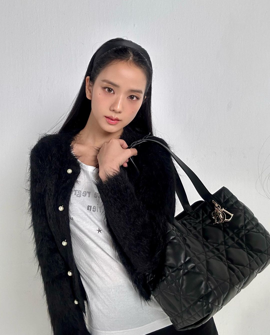 Tiểu Vy mê túi 100 triệu giống Jisoo, đọ visual khó phân thắng bại - Ảnh 5. Tiểu Vy mê túi 100 triệu giống Jisoo, đọ visual khó phân thắng bại - Ảnh 5.
