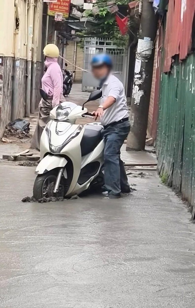 Lý do người đàn ông cố dắt xe vào ngõ mới đổ bê tông ở Hà Nội, làm hỏng 100m đường mặc hàng xóm la hét - Ảnh 2. Lý do người đàn ông cố dắt xe vào ngõ mới đổ bê tông ở Hà Nội, làm hỏng 100m đường mặc hàng xóm la hét - Ảnh 2.