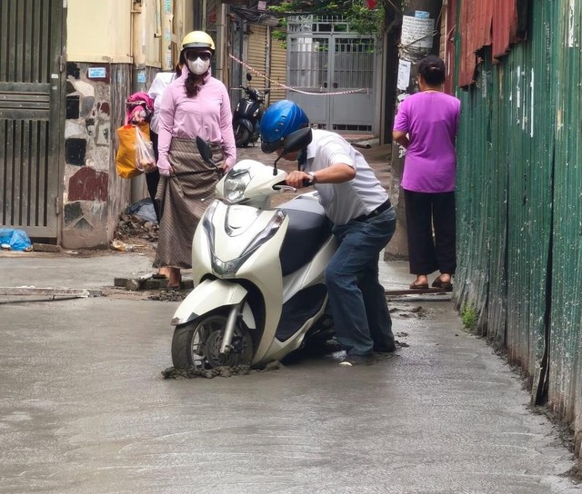 Lý do người đàn ông cố dắt xe vào ngõ mới đổ bê tông ở Hà Nội, làm hỏng 100m đường mặc hàng xóm la hét - Ảnh 1. Lý do người đàn ông cố dắt xe vào ngõ mới đổ bê tông ở Hà Nội, làm hỏng 100m đường mặc hàng xóm la hét - Ảnh 1.