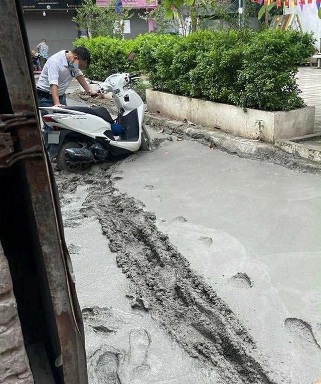 Lý do người đàn ông cố dắt xe vào ngõ mới đổ bê tông ở Hà Nội, làm hỏng 100m đường mặc hàng xóm la hét - Ảnh 4. Lý do người đàn ông cố dắt xe vào ngõ mới đổ bê tông ở Hà Nội, làm hỏng 100m đường mặc hàng xóm la hét - Ảnh 4.