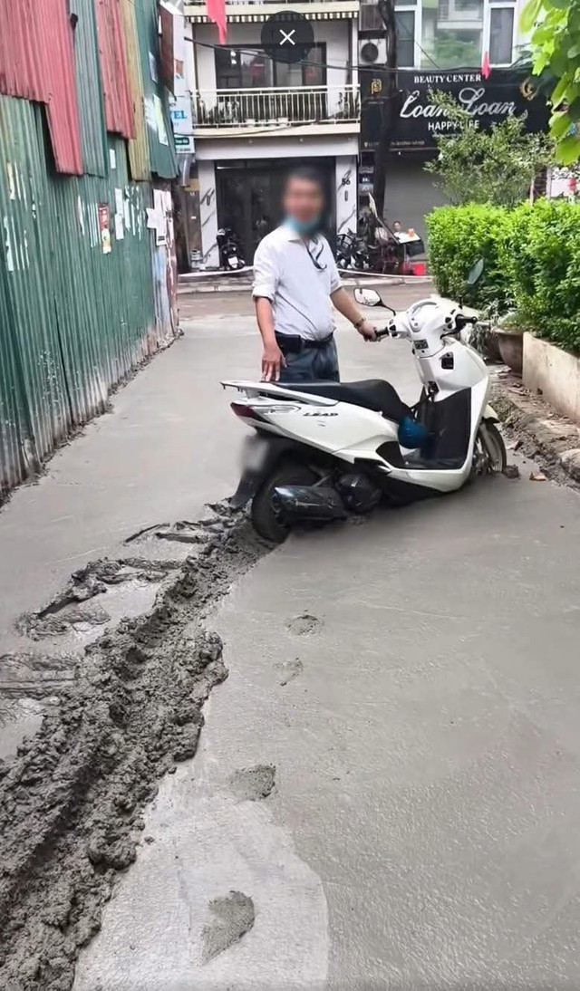 Lý do người đàn ông cố dắt xe vào ngõ mới đổ bê tông ở Hà Nội, làm hỏng 100m đường mặc hàng xóm la hét - Ảnh 3. Lý do người đàn ông cố dắt xe vào ngõ mới đổ bê tông ở Hà Nội, làm hỏng 100m đường mặc hàng xóm la hét - Ảnh 3.