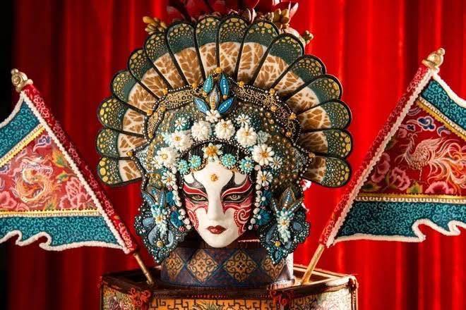 Chiếc bánh cưới "Hỷ sự hát bội" của nghệ nhân Việt đoạt giải cao nhất tại đấu trường ẩm thực hàng đầu châu Á - Ảnh 1. Chiếc bánh cưới "Hỷ sự hát bội" của nghệ nhân Việt đoạt giải cao nhất tại đấu trường ẩm thực hàng đầu châu Á - Ảnh 1.