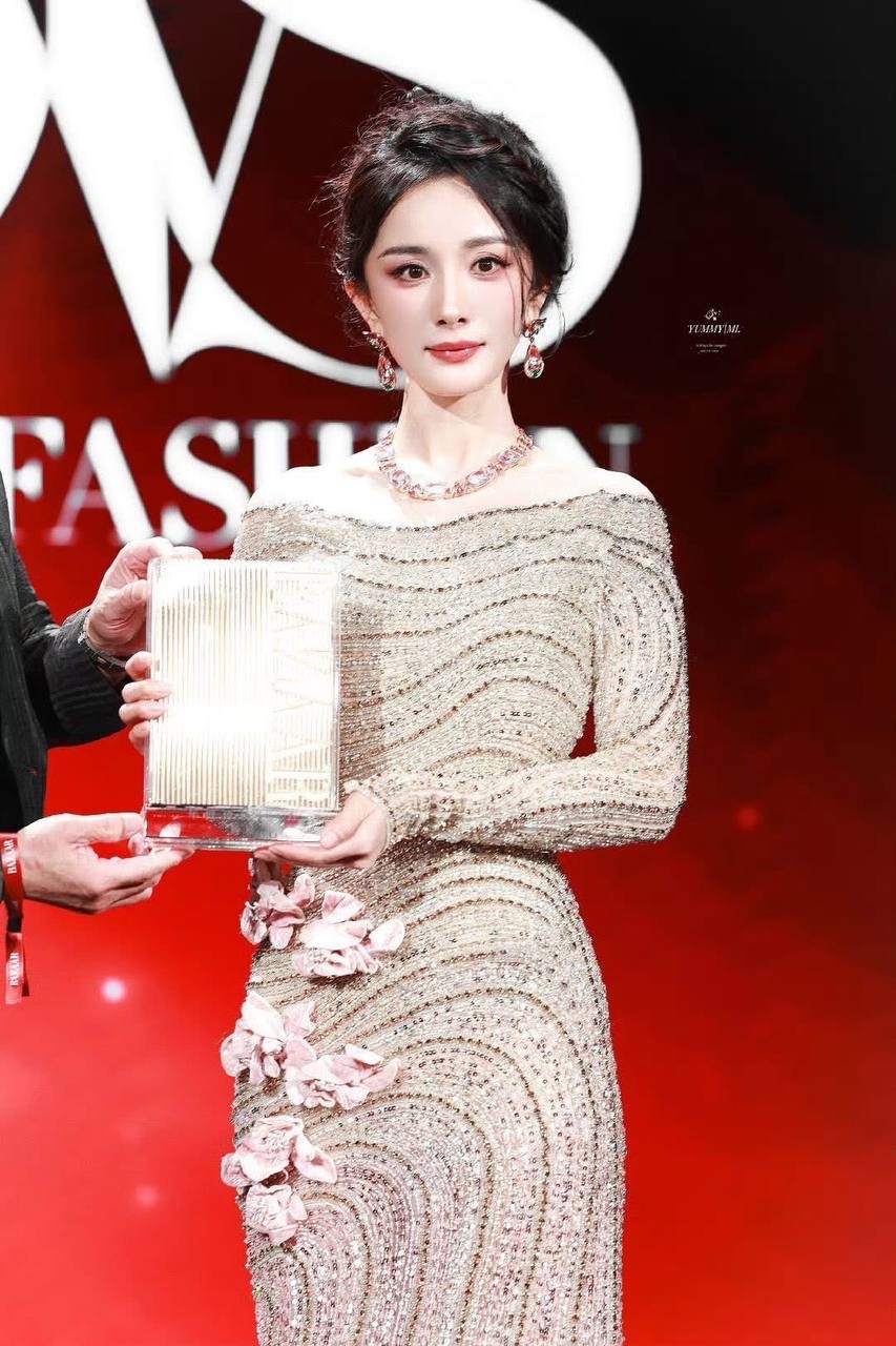 Đại minh tinh Cbiz đi event mà tóc rối “như tổ quạ”, nét mặt khác lạ tới nỗi không nhận ra- Ảnh 2. Đại minh tinh Cbiz đi event mà tóc rối “như tổ quạ”, nét mặt khác lạ tới nỗi không nhận ra- Ảnh 2.