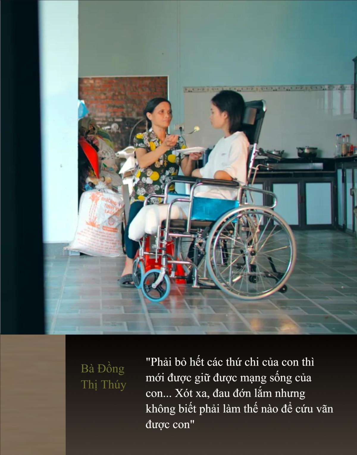 "Khi tỉnh dậy, mẹ thấy mình mất hoàn toàn tay chân rồi": Tiếng khóc ai oán của cô gái 30 tuổi mất tứ chi sau cơn bạo bệnh - Ảnh 2. "Khi tỉnh dậy, mẹ thấy mình mất hoàn toàn tay chân rồi": Tiếng khóc ai oán của cô gái 30 tuổi mất tứ chi sau cơn bạo bệnh - Ảnh 2.