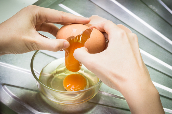 Nhờ chồng cất trứng vào tủ lạnh, hành động của anh ta khiến tôi cảnh cáo vội: Nhờ chồng cất trứng vào tủ lạnh, hành động của anh ta khiến tôi cảnh cáo vội: