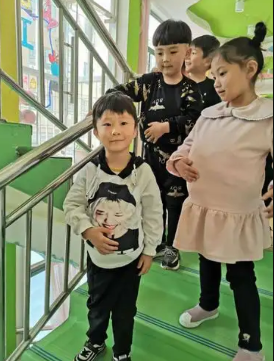 Gần 300 bé mẫu giáo “mang bầu” một ngày: Trường mầm non khiến phụ huynh xúc động vì hoạt động đặc biệt- Ảnh 3. Gần 300 bé mẫu giáo “mang bầu” một ngày: Trường mầm non khiến phụ huynh xúc động vì hoạt động đặc biệt- Ảnh 3.