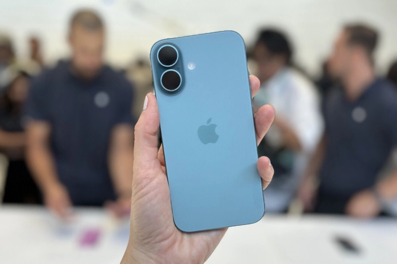 iPhone 17 sẽ bán tại Việt Nam sớm nhất từ trước đến nay: Khỏi phải "săn" iPhone xách tay, người dùng được gì và mất gì? - Ảnh 3. iPhone 17 sẽ bán tại Việt Nam sớm nhất từ trước đến nay: Khỏi phải "săn" iPhone xách tay, người dùng được gì và mất gì? - Ảnh 3.