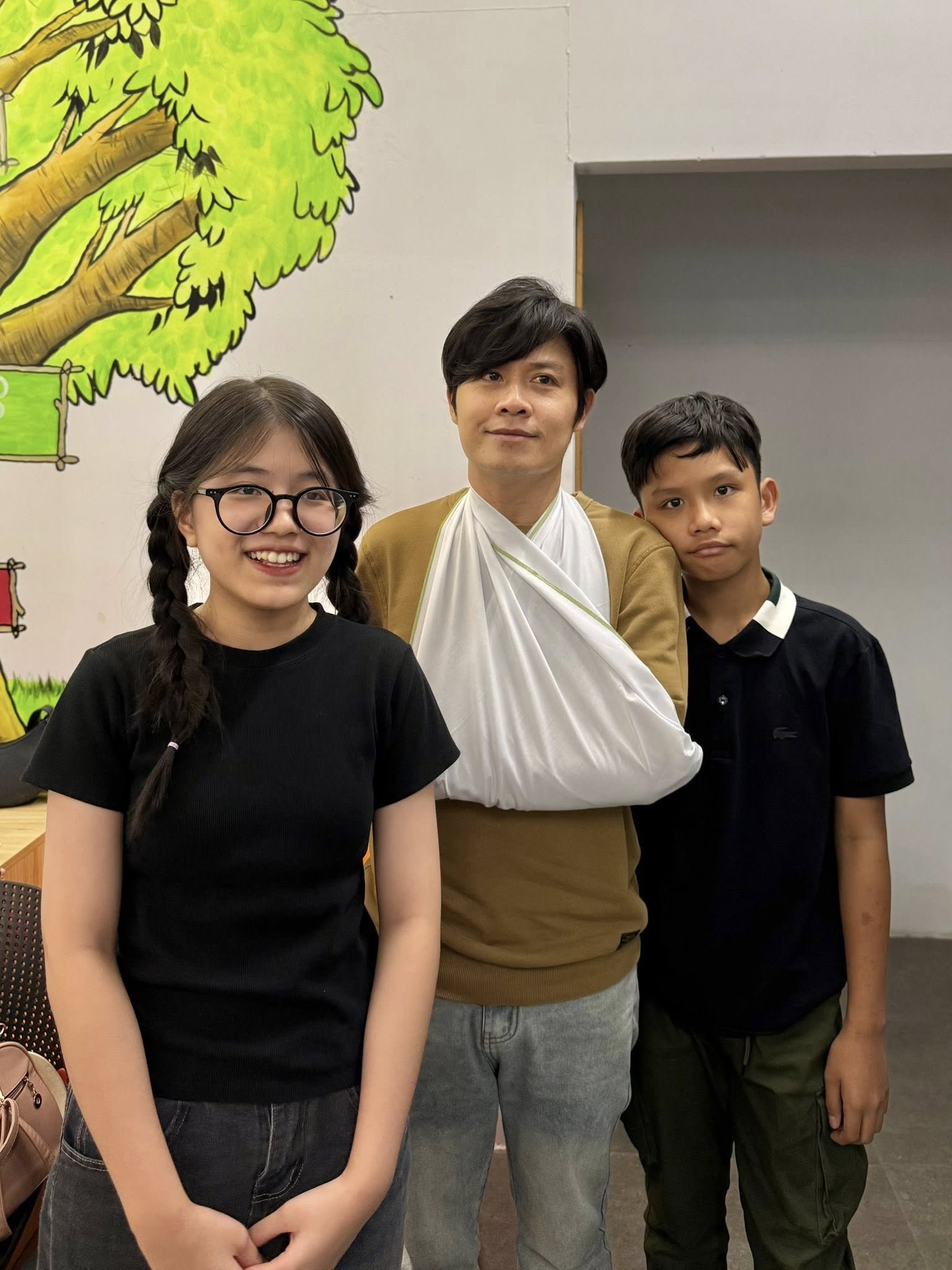 NS Nguyễn Văn Chung - hot dad kiêm cây hài mới nổi dắt 2 con đi học lớp sơ cấp cứu: Dân tình đang khen dở tay thì ông bố này đã tấu hề ngay được- Ảnh 5. NS Nguyễn Văn Chung - hot dad kiêm cây hài mới nổi dắt 2 con đi học lớp sơ cấp cứu: Dân tình đang khen dở tay thì ông bố này đã tấu hề ngay được- Ảnh 5.