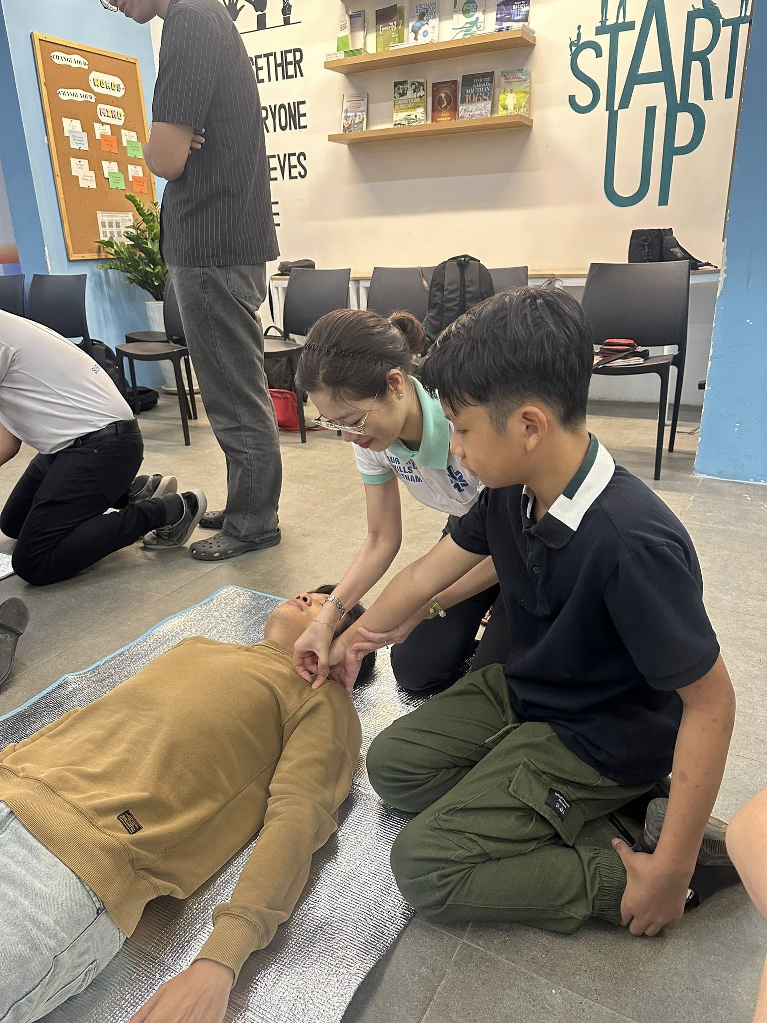 NS Nguyễn Văn Chung - hot dad kiêm cây hài mới nổi dắt 2 con đi học lớp sơ cấp cứu: Dân tình đang khen dở tay thì ông bố này đã tấu hề ngay được- Ảnh 1. NS Nguyễn Văn Chung - hot dad kiêm cây hài mới nổi dắt 2 con đi học lớp sơ cấp cứu: Dân tình đang khen dở tay thì ông bố này đã tấu hề ngay được- Ảnh 1.