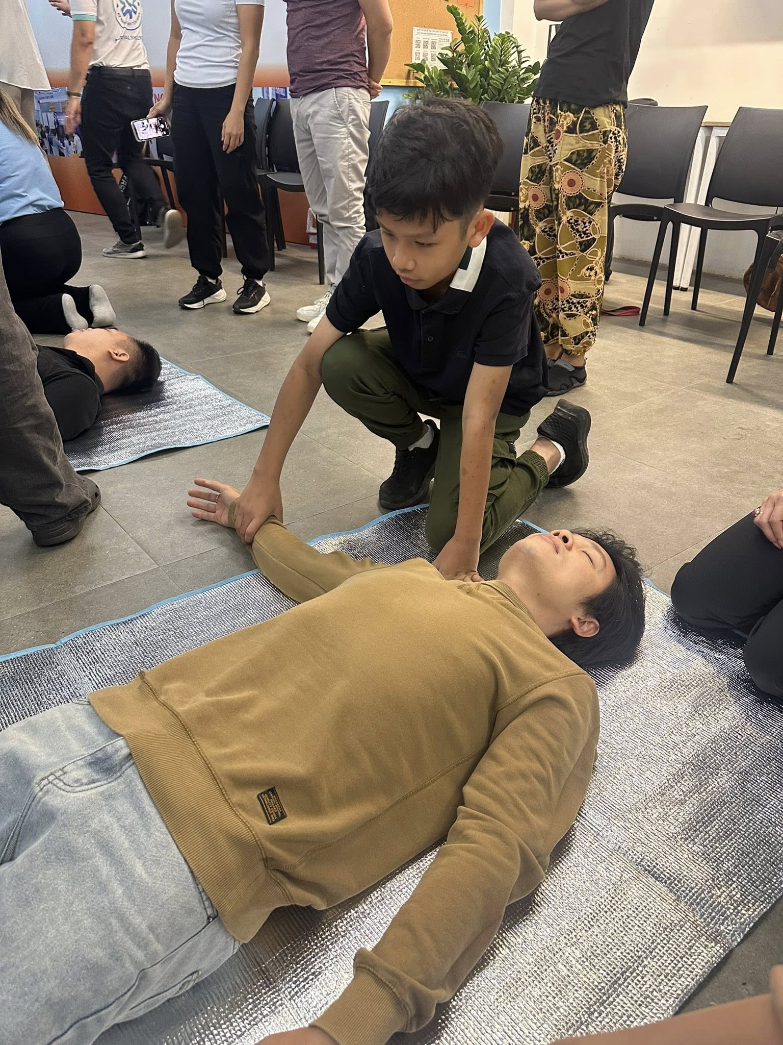 NS Nguyễn Văn Chung - hot dad kiêm cây hài mới nổi dắt 2 con đi học lớp sơ cấp cứu: Dân tình đang khen dở tay thì ông bố này đã tấu hề ngay được- Ảnh 3. NS Nguyễn Văn Chung - hot dad kiêm cây hài mới nổi dắt 2 con đi học lớp sơ cấp cứu: Dân tình đang khen dở tay thì ông bố này đã tấu hề ngay được- Ảnh 3.