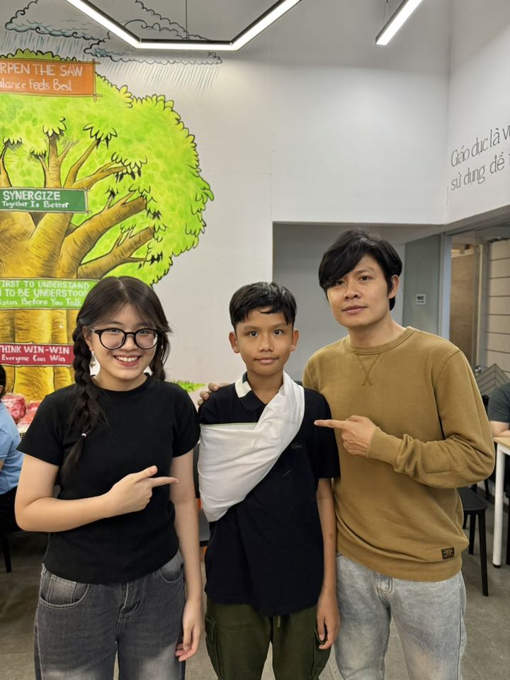 NS Nguyễn Văn Chung - hot dad kiêm cây hài mới nổi dắt 2 con đi học lớp sơ cấp cứu: Dân tình đang khen dở tay thì ông bố này đã tấu hề ngay được- Ảnh 6. NS Nguyễn Văn Chung - hot dad kiêm cây hài mới nổi dắt 2 con đi học lớp sơ cấp cứu: Dân tình đang khen dở tay thì ông bố này đã tấu hề ngay được- Ảnh 6.