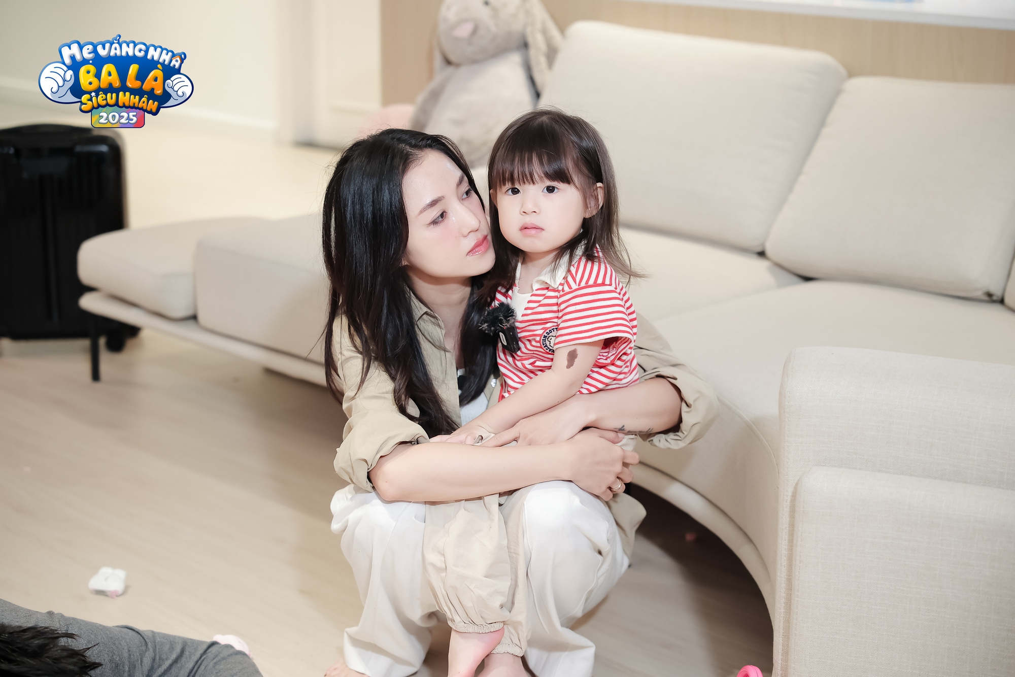 Có chuyện gì khiến cô bé tỏa nắng như Pamiuoi phải gục đầu vào vai ba Long òa khóc nức nở?- Ảnh 5. Có chuyện gì khiến cô bé tỏa nắng như Pamiuoi phải gục đầu vào vai ba Long òa khóc nức nở?- Ảnh 5.