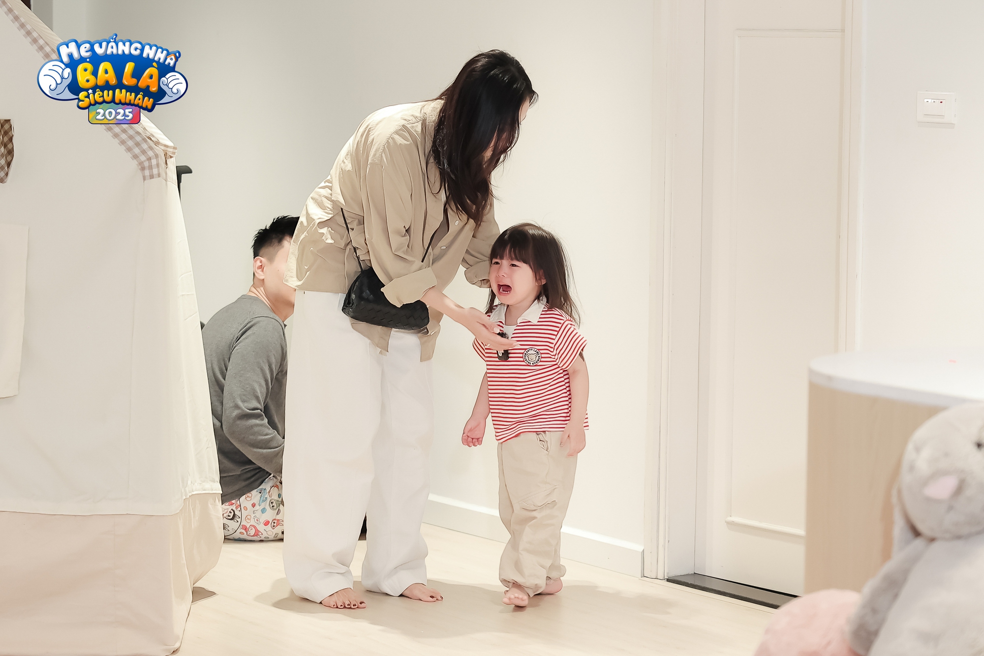 Có chuyện gì khiến cô bé tỏa nắng như Pamiuoi phải gục đầu vào vai ba Long òa khóc nức nở?- Ảnh 6. Có chuyện gì khiến cô bé tỏa nắng như Pamiuoi phải gục đầu vào vai ba Long òa khóc nức nở?- Ảnh 6.