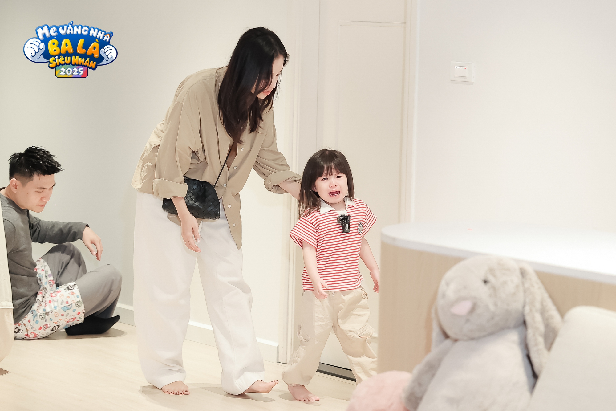 Có chuyện gì khiến cô bé tỏa nắng như Pamiuoi phải gục đầu vào vai ba Long òa khóc nức nở?- Ảnh 7. Có chuyện gì khiến cô bé tỏa nắng như Pamiuoi phải gục đầu vào vai ba Long òa khóc nức nở?- Ảnh 7.