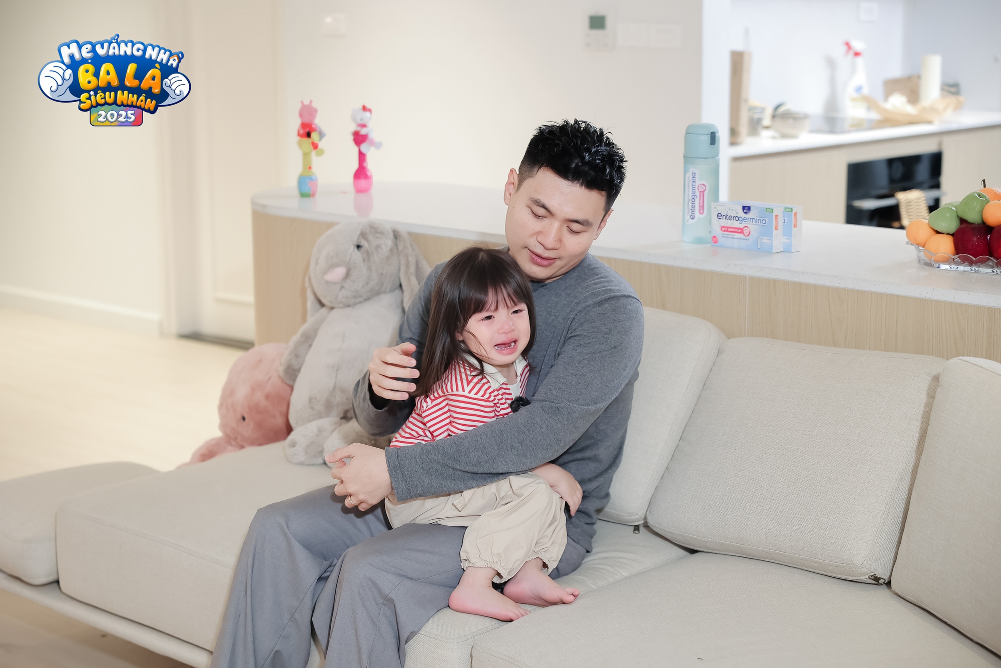 Có chuyện gì khiến cô bé tỏa nắng như Pamiuoi phải gục đầu vào vai ba Long òa khóc nức nở?- Ảnh 8. Có chuyện gì khiến cô bé tỏa nắng như Pamiuoi phải gục đầu vào vai ba Long òa khóc nức nở?- Ảnh 8.