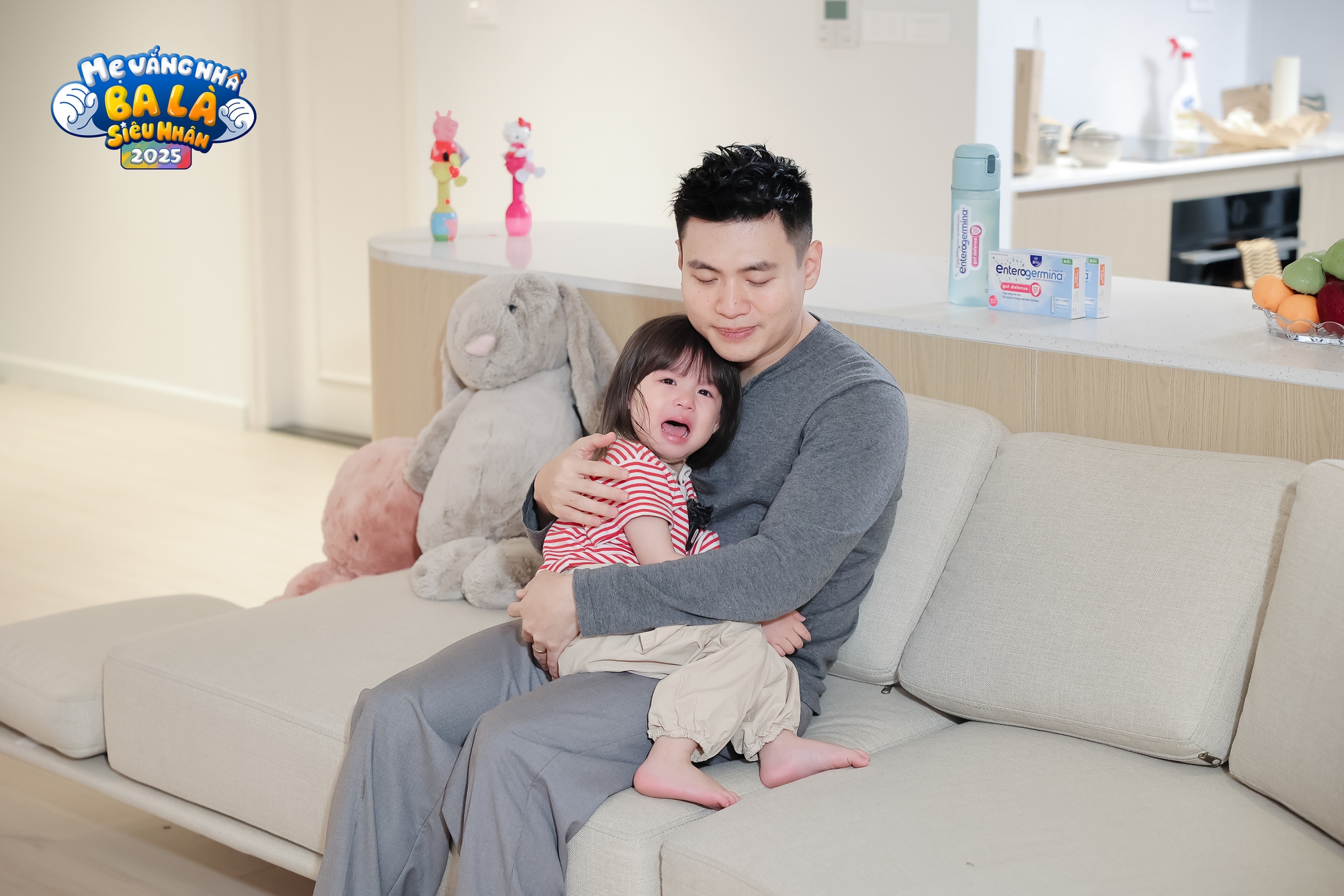 Có chuyện gì khiến cô bé tỏa nắng như Pamiuoi phải gục đầu vào vai ba Long òa khóc nức nở?- Ảnh 9. Có chuyện gì khiến cô bé tỏa nắng như Pamiuoi phải gục đầu vào vai ba Long òa khóc nức nở?- Ảnh 9.