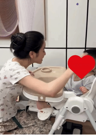 4 triệu người dán mắt vào điện thoại xem vợ Quang Hải dạy con, khéo cỡ nào mà lu mờ cả 4 triệu người dán mắt vào điện thoại xem vợ Quang Hải dạy con, khéo cỡ nào mà lu mờ cả