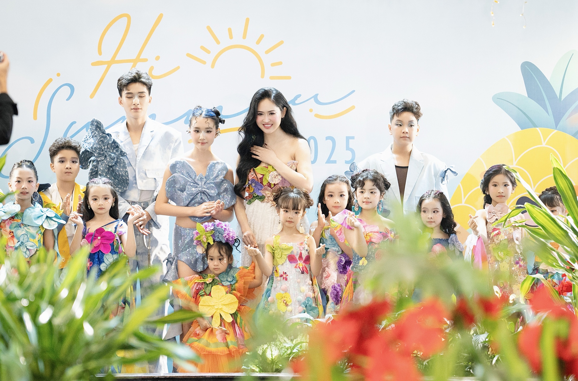 Á hậu Trúc Ny cho con gái 22 tháng tuổi học tiếng Anh, tiếng Trung, catwalk từ sớm - Ảnh 1.