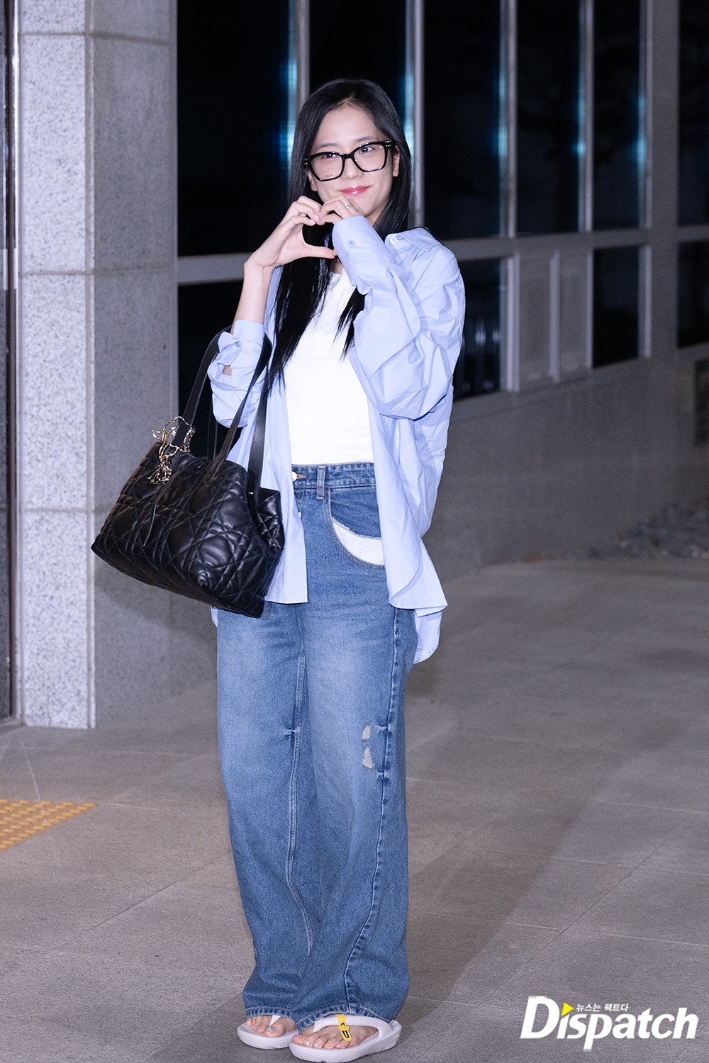Tiểu Vy mê túi 100 triệu giống Jisoo, đọ visual khó phân thắng bại - Ảnh 6. Tiểu Vy mê túi 100 triệu giống Jisoo, đọ visual khó phân thắng bại - Ảnh 6.
