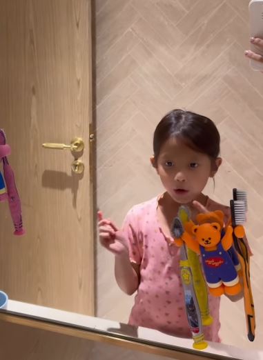 Thật bất ngờ! Mới 4 tuổi mà Lisa nhà Hồ Ngọc Hà nói ra được câu này: Mẹ phải khéo dạy cỡ nào! - Ảnh 1. Thật bất ngờ! Mới 4 tuổi mà Lisa nhà Hồ Ngọc Hà nói ra được câu này: Mẹ phải khéo dạy cỡ nào! - Ảnh 1.
