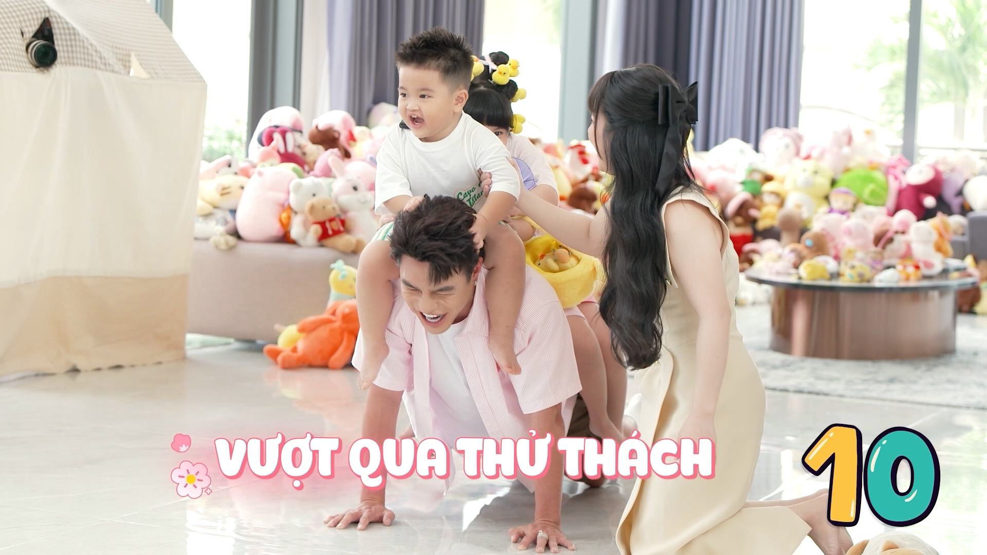 Có chuyện gì khiến cô bé tỏa nắng như Pamiuoi phải gục đầu vào vai ba Long òa khóc nức nở?- Ảnh 2. Có chuyện gì khiến cô bé tỏa nắng như Pamiuoi phải gục đầu vào vai ba Long òa khóc nức nở?- Ảnh 2.