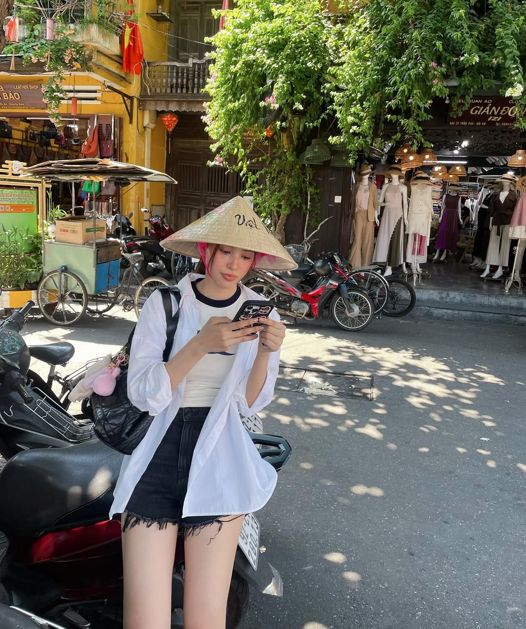 Tiểu Vy mê túi 100 triệu giống Jisoo, đọ visual khó phân thắng bại - Ảnh 3. Tiểu Vy mê túi 100 triệu giống Jisoo, đọ visual khó phân thắng bại - Ảnh 3.