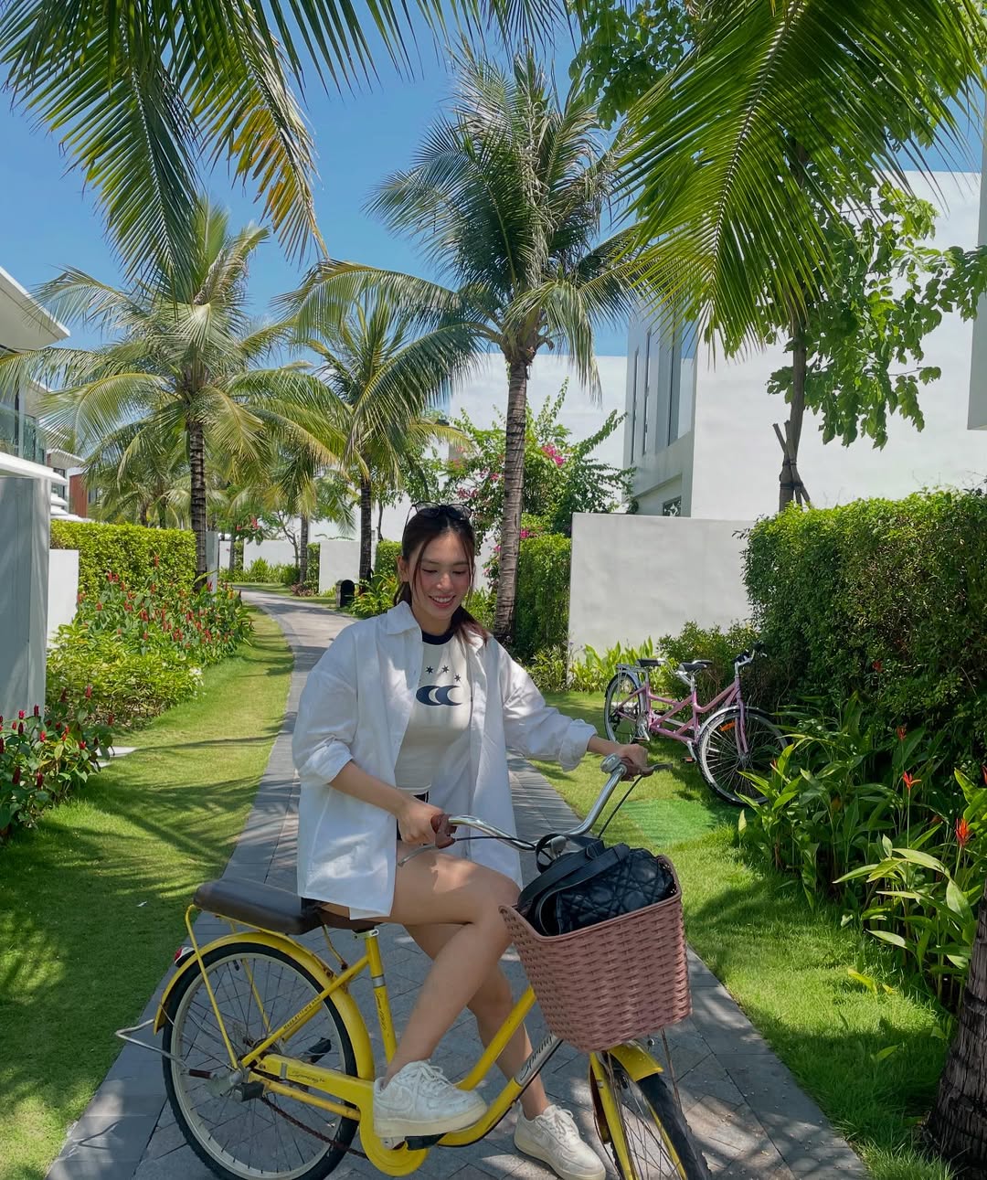 Tiểu Vy mê túi 100 triệu giống Jisoo, đọ visual khó phân thắng bại - Ảnh 4. Tiểu Vy mê túi 100 triệu giống Jisoo, đọ visual khó phân thắng bại - Ảnh 4.