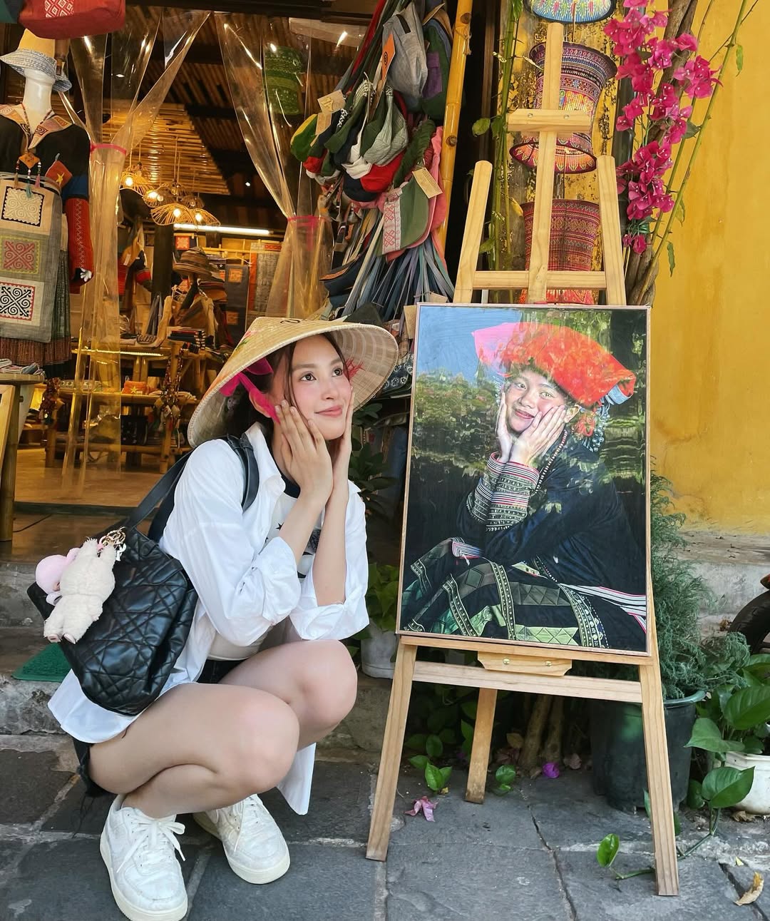 Tiểu Vy mê túi 100 triệu giống Jisoo, đọ visual khó phân thắng bại - Ảnh 2. Tiểu Vy mê túi 100 triệu giống Jisoo, đọ visual khó phân thắng bại - Ảnh 2.