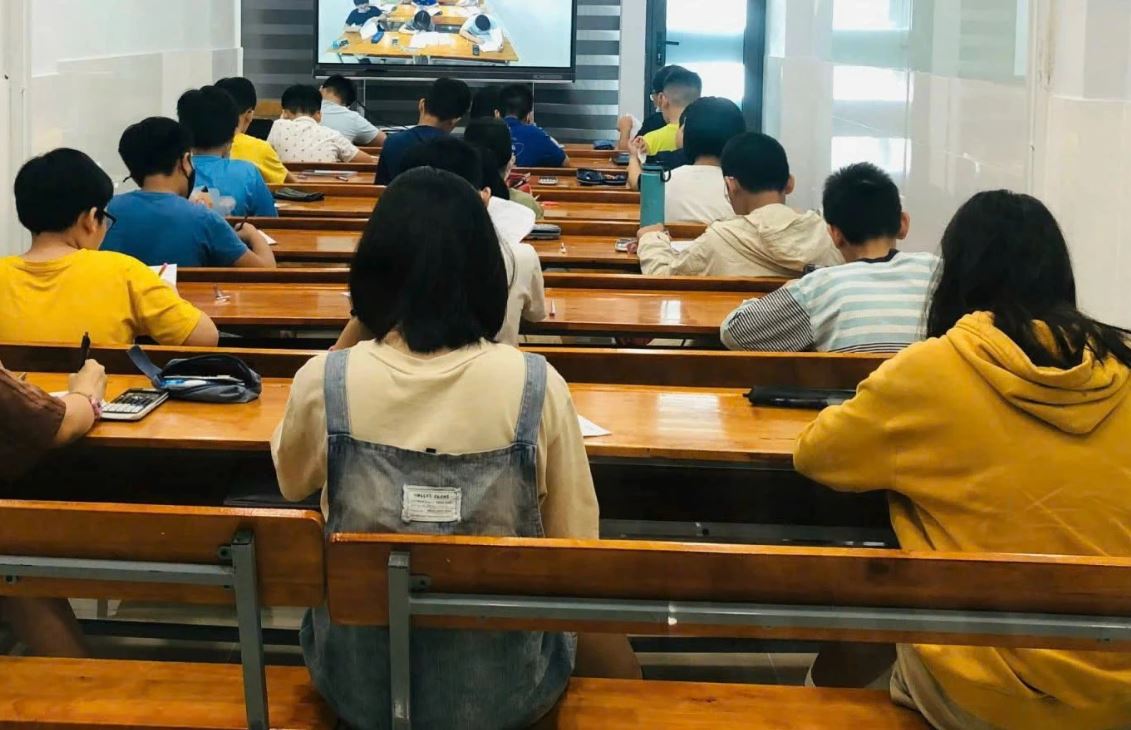 Phụ huynh nói: Tôi ủng hộ quan điểm của Bộ trưởng GD-ĐT, giữa giáo viên chính khoá và học sinh không nên có điều này!- Ảnh 1. Phụ huynh nói: Tôi ủng hộ quan điểm của Bộ trưởng GD-ĐT, giữa giáo viên chính khoá và học sinh không nên có điều này!- Ảnh 1.