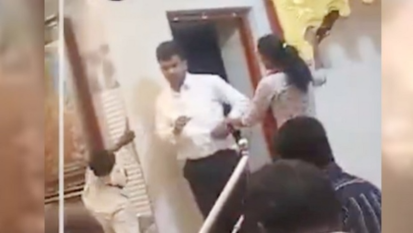 Bí mật kết hôn với người khác, chồng bị vợ dùng dép đánh tới tấp ngay tại đám cưới - Ảnh 1.