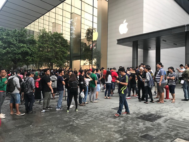 iPhone 17 sẽ bán tại Việt Nam sớm nhất từ trước đến nay: Khỏi phải "săn" iPhone xách tay, người dùng được gì và mất gì? - Ảnh 1. iPhone 17 sẽ bán tại Việt Nam sớm nhất từ trước đến nay: Khỏi phải "săn" iPhone xách tay, người dùng được gì và mất gì? - Ảnh 1.