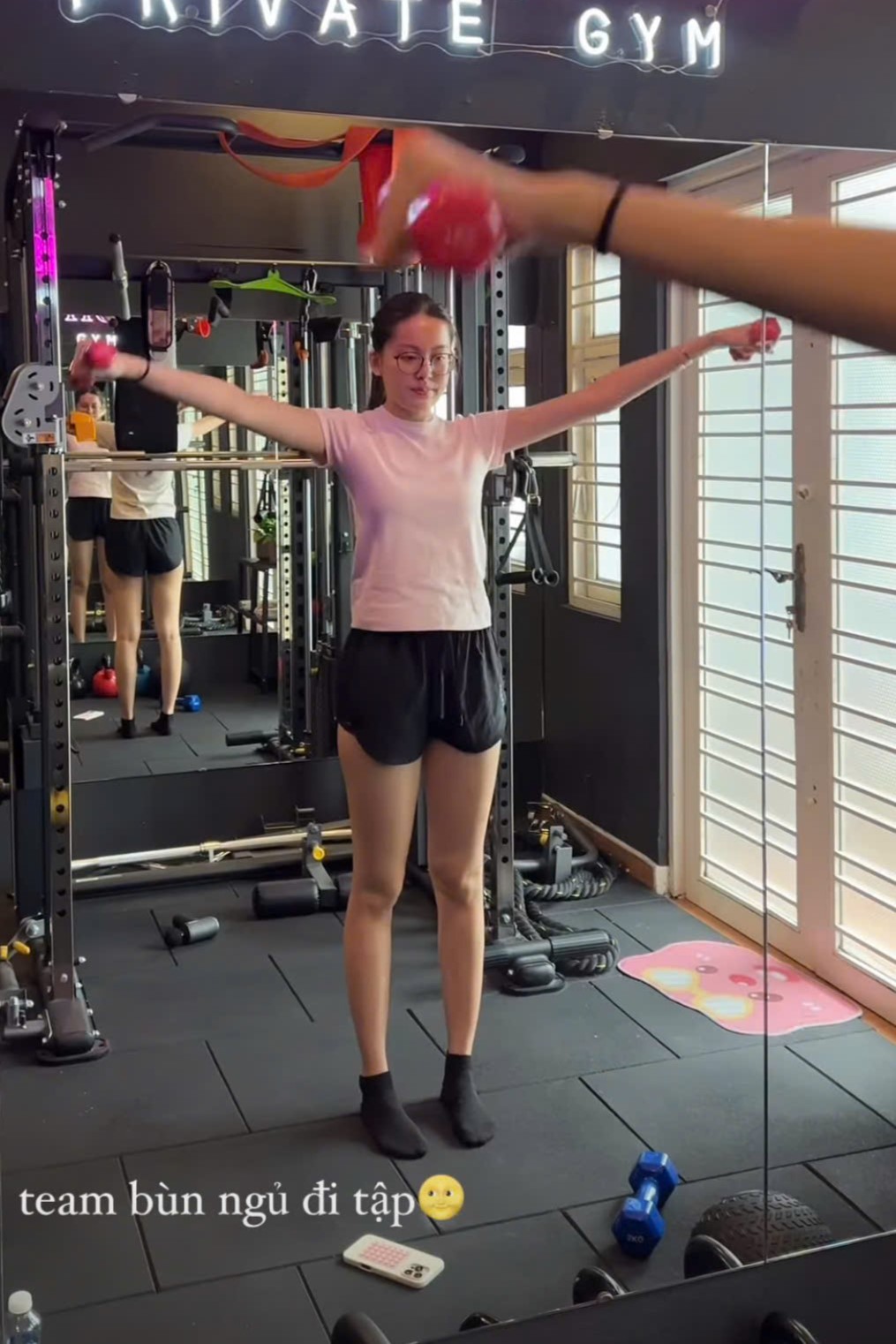 Bạn gái HIEUTHUHAI uể oải vẫn không bỏ gym, kết quả sau 1 năm thành ra thế này- Ảnh 1. Bạn gái HIEUTHUHAI uể oải vẫn không bỏ gym, kết quả sau 1 năm thành ra thế này- Ảnh 1.