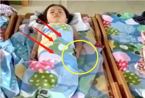 Cô giáo gửi video con gái ngủ trưa, nhìn xuống bàn tay con, bà mẹ bật khóc ngay vì chi tiết này! - Ảnh 1. Cô giáo gửi video con gái ngủ trưa, nhìn xuống bàn tay con, bà mẹ bật khóc ngay vì chi tiết này! - Ảnh 1.