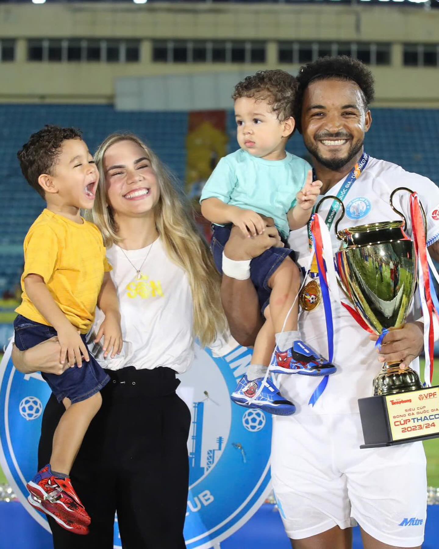 Sau Quang Hải đến lượt Xuân Son chơi lớn mua xe tặng vợ, nàng WAG Brazil rưng rưng nói một điều- Ảnh 4. Sau Quang Hải đến lượt Xuân Son chơi lớn mua xe tặng vợ, nàng WAG Brazil rưng rưng nói một điều- Ảnh 4.