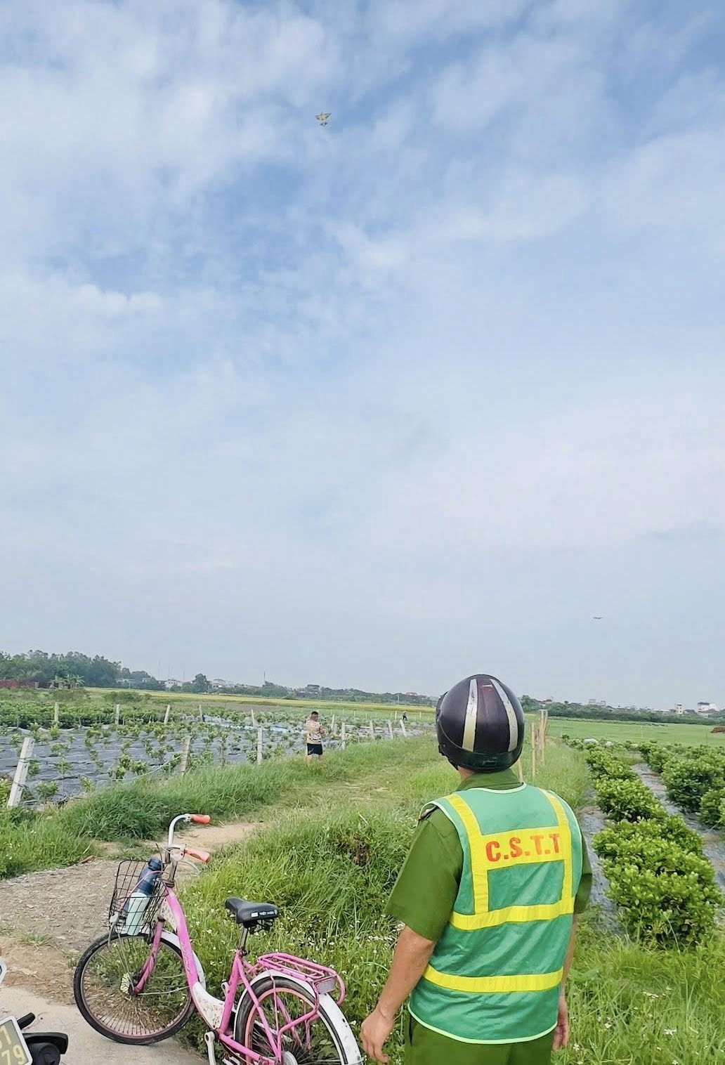 Máy bay đang hạ cánh, phi công phát hiện 3 chiếc diều- Ảnh 2. Máy bay đang hạ cánh, phi công phát hiện 3 chiếc diều- Ảnh 2.