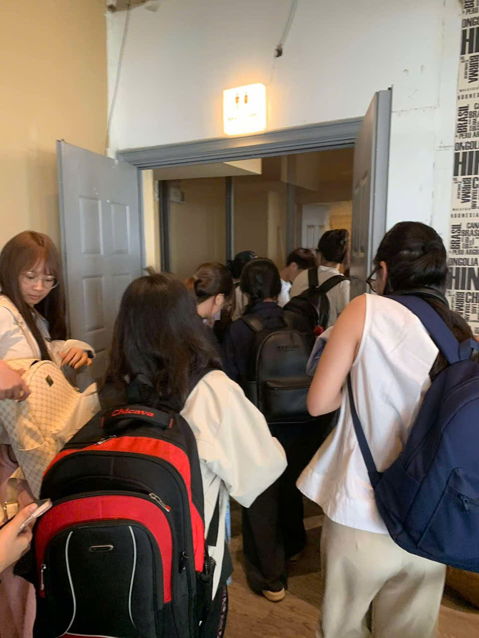 Hà Nội: Cháy quán Tiny Cafe ở tầng 19, nhiều khách hàng vội vàng thu dọn đồ đạc thoát thân - Ảnh 2. Hà Nội: Cháy quán Tiny Cafe ở tầng 19, nhiều khách hàng vội vàng thu dọn đồ đạc thoát thân - Ảnh 2.