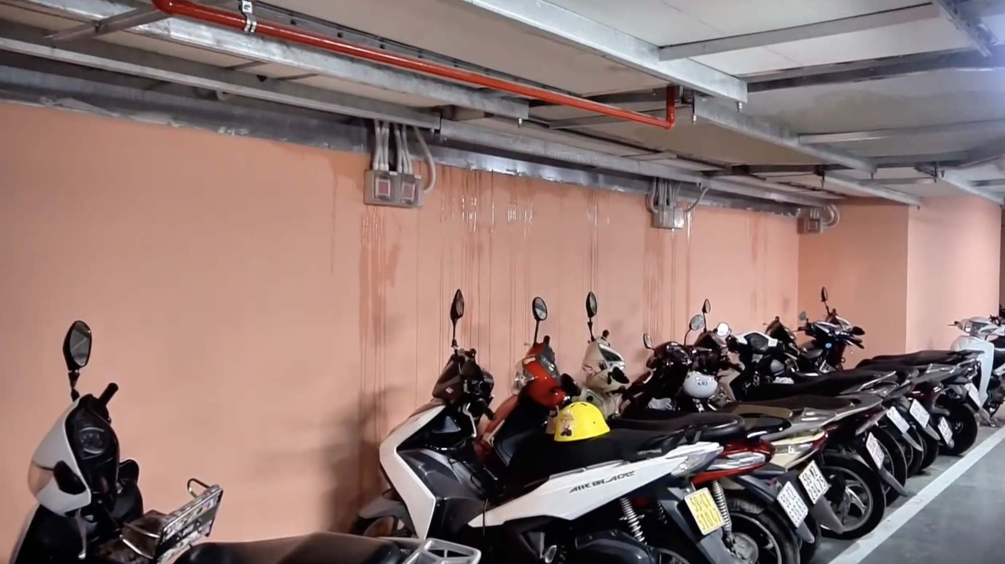 Sảnh và khu vực để xe nhà ga T3 lênh láng nước, nhiều tuyến đường ở TP.HCM hỗn loạn sau trận mưa lớn kéo dài - Ảnh 6. Sảnh và khu vực để xe nhà ga T3 lênh láng nước, nhiều tuyến đường ở TP.HCM hỗn loạn sau trận mưa lớn kéo dài - Ảnh 6.