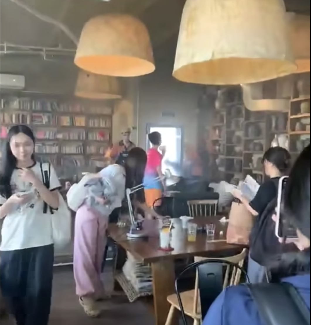 Hà Nội: Cháy quán Tiny Cafe ở tầng 19, nhiều khách hàng vội vàng thu dọn đồ đạc thoát thân - Ảnh 1. Hà Nội: Cháy quán Tiny Cafe ở tầng 19, nhiều khách hàng vội vàng thu dọn đồ đạc thoát thân - Ảnh 1.