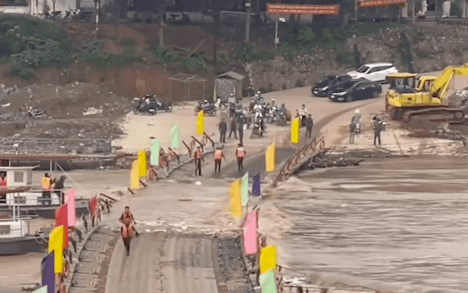 Thực hư thông tin "cầu phao Phong Châu bị đứt cáp, mất kiểm soát" - Ảnh 1. Thực hư thông tin "cầu phao Phong Châu bị đứt cáp, mất kiểm soát" - Ảnh 1.