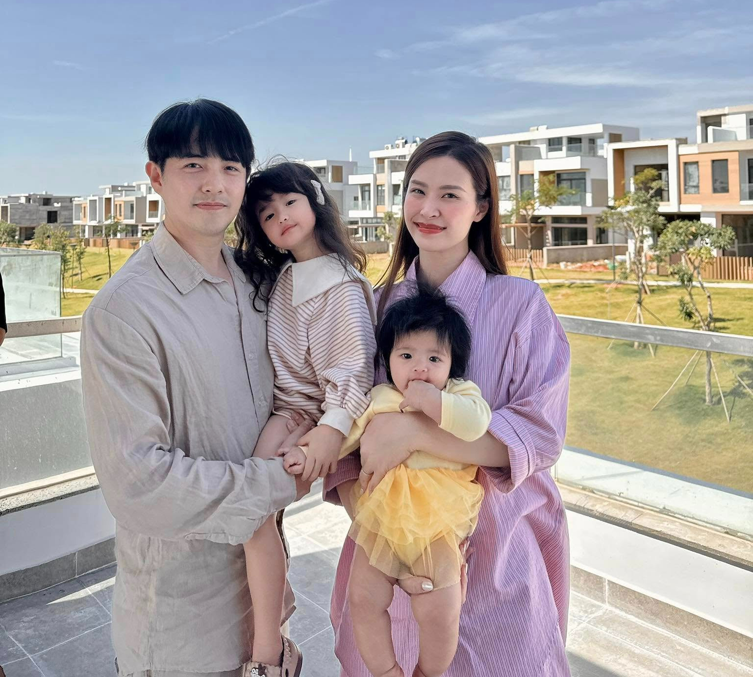 Sướng như 2 công chúa nhà Đông Nhi - Ông Cao Thắng: Được nghỉ dưỡng ở resort 5 sao, Winnie còn biết tạo dáng như siêu mẫu nhí- Ảnh 1. Sướng như 2 công chúa nhà Đông Nhi - Ông Cao Thắng: Được nghỉ dưỡng ở resort 5 sao, Winnie còn biết tạo dáng như siêu mẫu nhí- Ảnh 1.