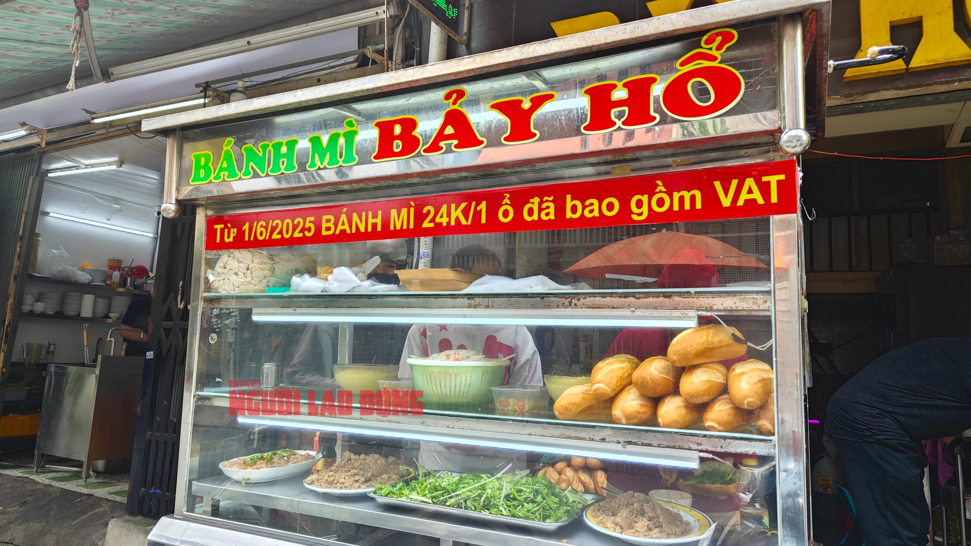 Ổ bánh mì, tô phở rục rịch tăng giá 2.000 – 5.000 đồng - Ảnh 1. Ổ bánh mì, tô phở rục rịch tăng giá 2.000 – 5.000 đồng - Ảnh 1.