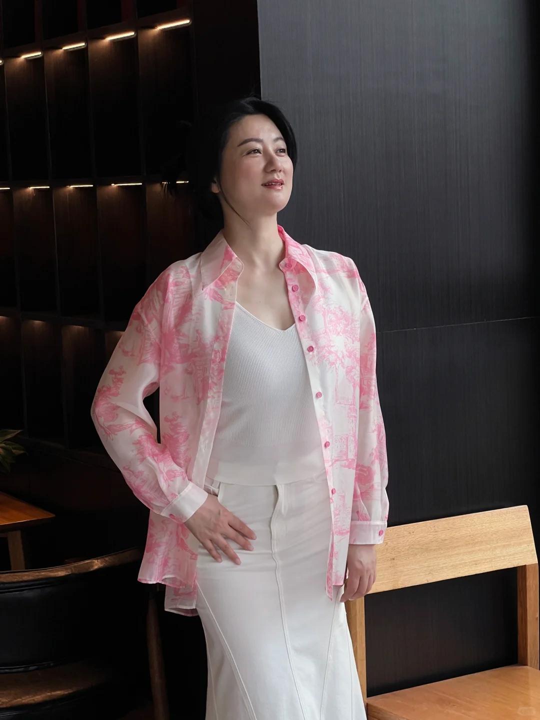 Phụ nữ tuổi 50 và bí quyết mặc đẹp: Thanh lịch mà không "dừ", trẻ trung mà không lố - Ảnh 8. Phụ nữ tuổi 50 và bí quyết mặc đẹp: Thanh lịch mà không "dừ", trẻ trung mà không lố - Ảnh 8.