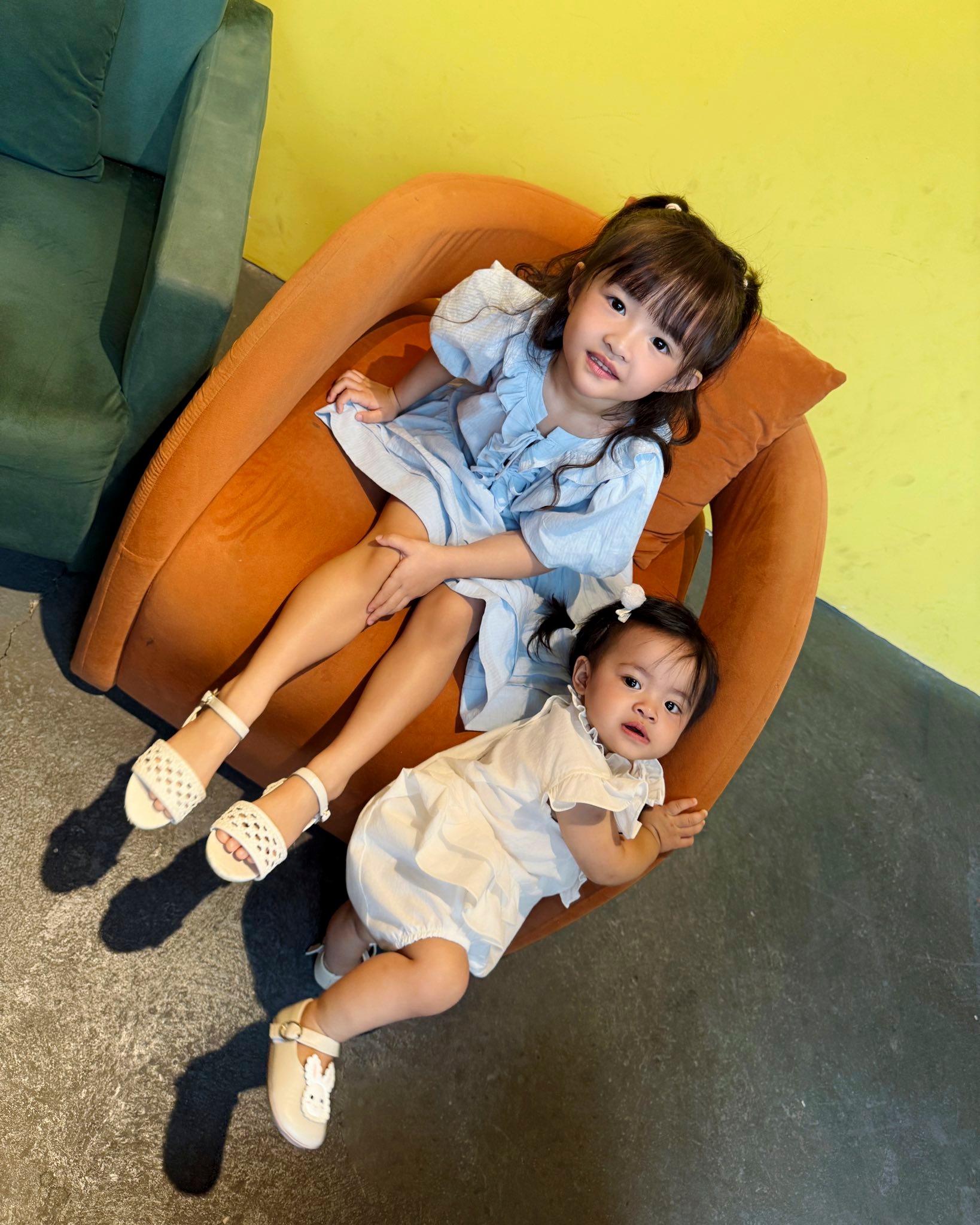 Sướng như 2 công chúa nhà Đông Nhi - Ông Cao Thắng: Được nghỉ dưỡng ở resort 5 sao, Winnie còn biết tạo dáng như siêu mẫu nhí- Ảnh 6. Sướng như 2 công chúa nhà Đông Nhi - Ông Cao Thắng: Được nghỉ dưỡng ở resort 5 sao, Winnie còn biết tạo dáng như siêu mẫu nhí- Ảnh 6.